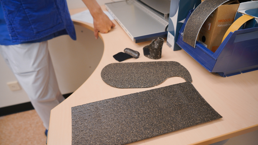 De avlånga träplattorna finns i tre olika storlekar och är gjorda av träflis från träslaget asp.