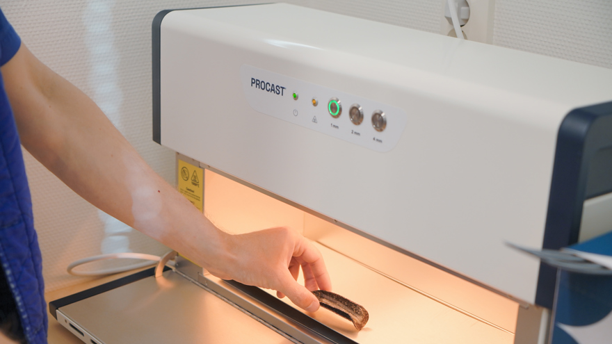 Henrik värmer upp fingerortosen i ugnen för att kunna forma den.